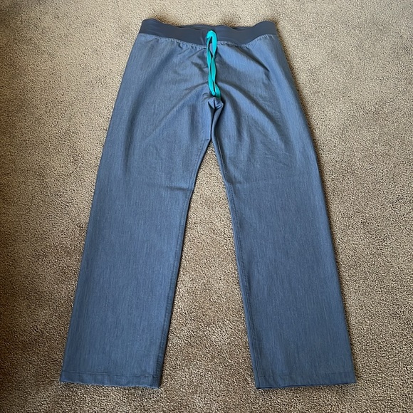 Bundle Figs charcoal grey medium matching scrub top and pants - Picture 8 of 9